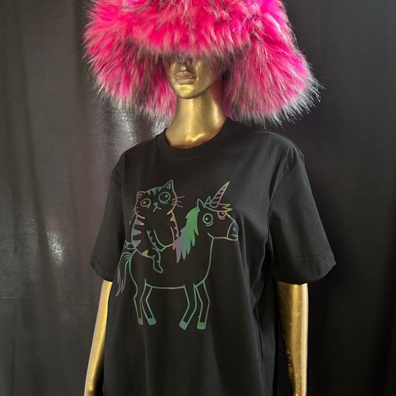 T-Shirt Easy Schick Schwarzes T-Shirt mit buntem Katzen-Unicorn-Design und auffälligem pinken Fellhut.
