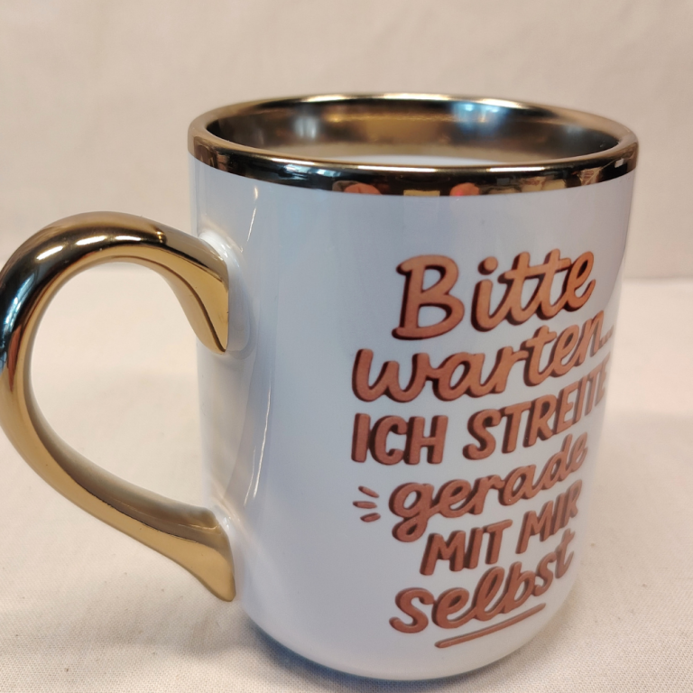 Tasse Easy Schick Tasse mit goldfarbigem Rand und dem Text: "Bitte warten, ich streite gerade mit mir selbst."