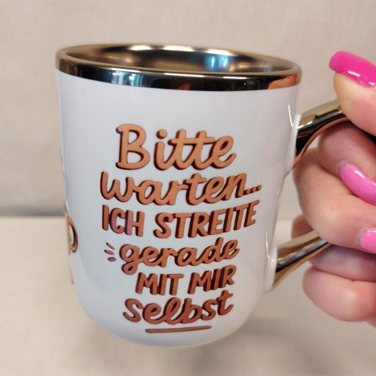 Keramiktasse Easy Schick Tasse mit dem Aufdruck „Bitte warten, ich streite gerade mit mir selbst.“