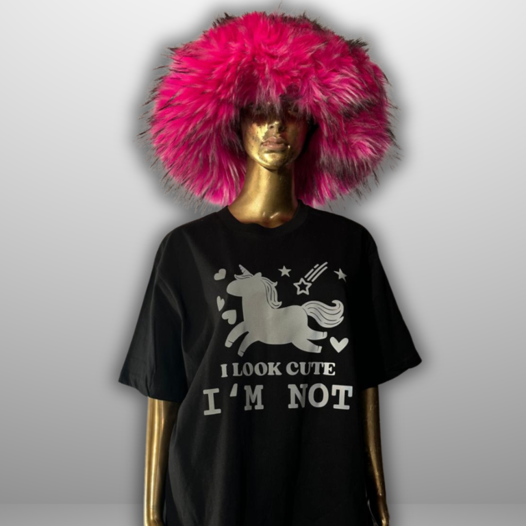 T-Shirt schwarz Easy Schick Schwarzes T-Shirt mit Aufdruck "I LOOK CUTE I’M NOT" und pinker, flauschiger Perücke.